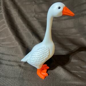 Charming Resin Goose Figurine - Perfect Decor Piece!